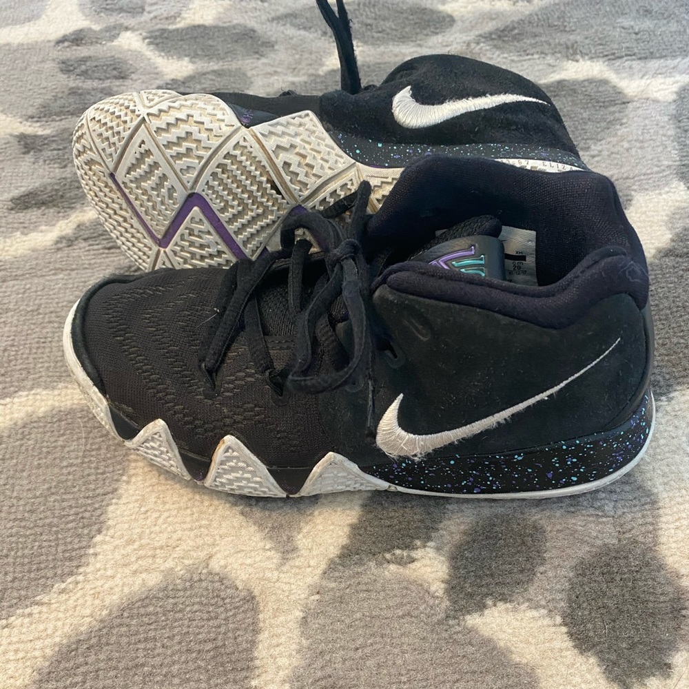Nike Kyrie 4 Youth Sneakers